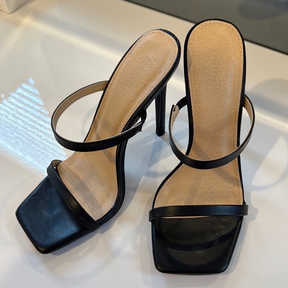 Shoes - Black Sandals (Size 6)